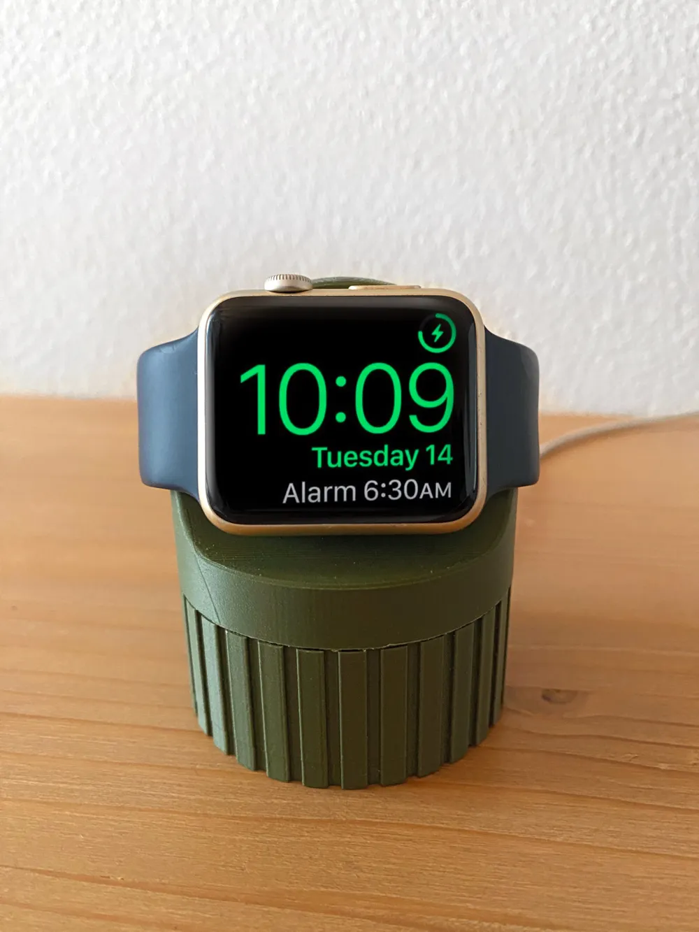 Kablo Hazneli Şarj İstasyonlu Saat Standı